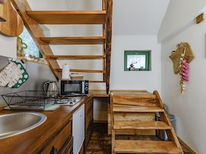 Kühlschrank, Mikrowelle, Herdplatte, Wasserkocher