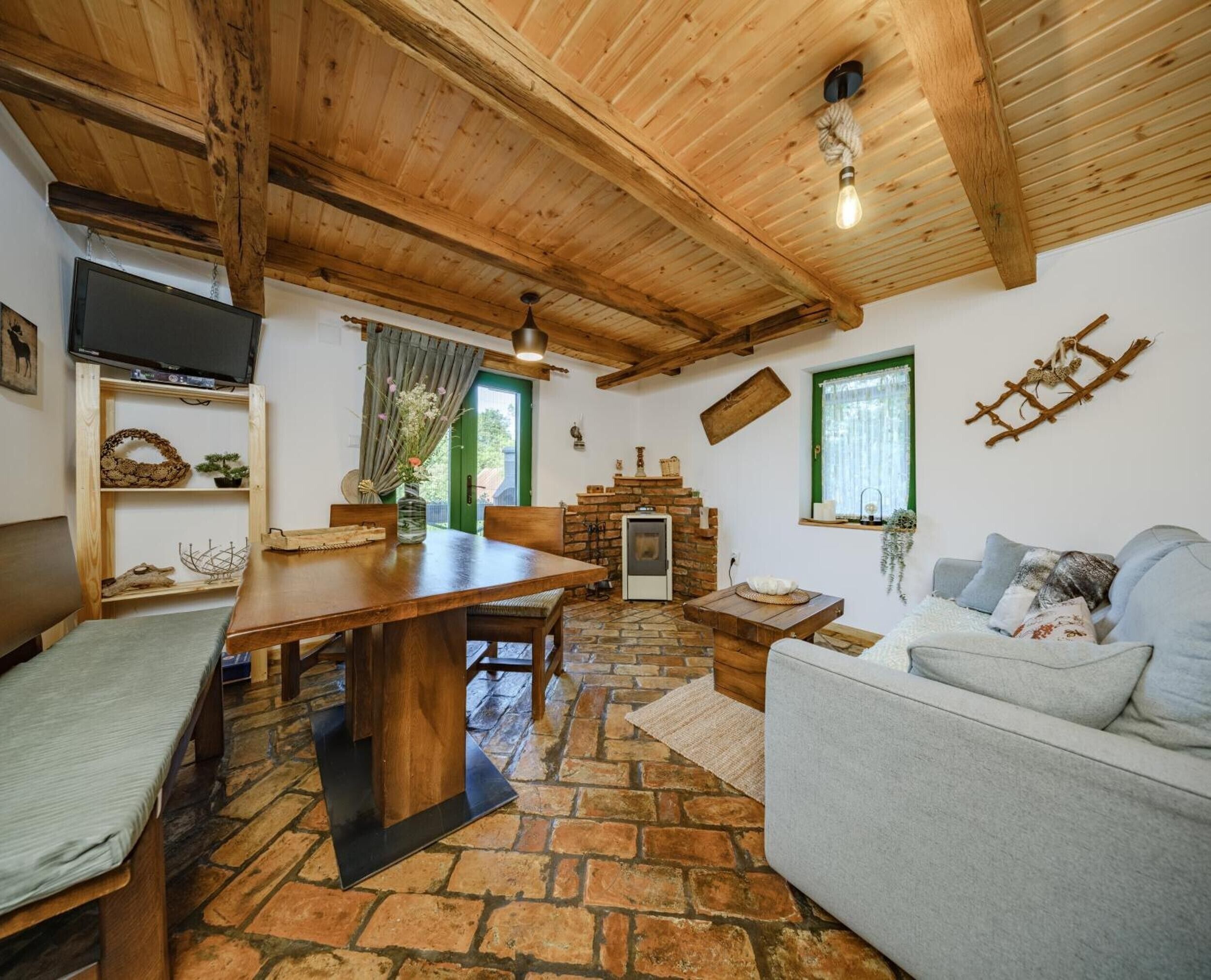 TV, fireplace