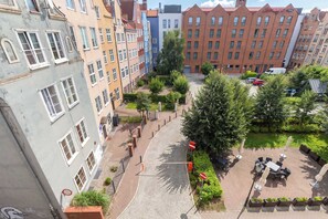 En innergård med en kullerstensgång, omgiven av flervåningsbyggnader i olika arkitektoniska stilar.
