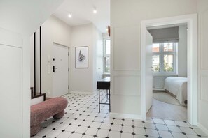 Un dormitorio moderno con cama, escritorio y silla.