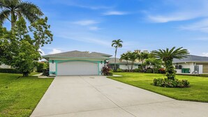 Property grounds - 3 Bedroom/3.5 bath waterfront pool home with dock and lift (Marco Island)