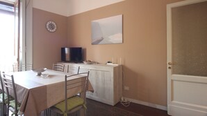 Dining - Apartment 'Casa Sveva - Finestra Sulla Storia' with Balcony, Wi-Fi and Air Conditioning (Catania)