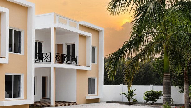 A multi-story building with balconies and a courtyard. - Ocean Blue villa 2bhk (Cheyyur (Taluk) / Vadapattinam)