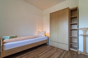 3 bedrooms, desk, travel cot, free WiFi - House 1 on Polderweg – Cozy accommodations with room for 6 guests (Langeoog)