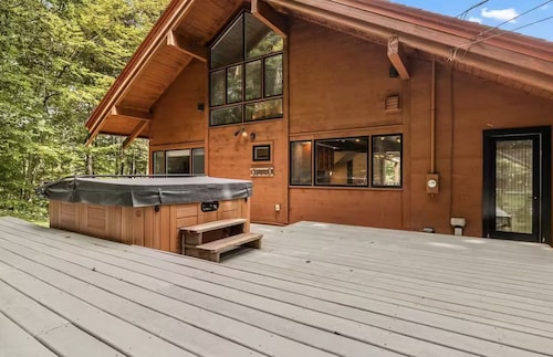 Luxury Stratton Ski Home|Hot Tub |Sleeps 10 | Driveway Shuttle or Walk to Slopes