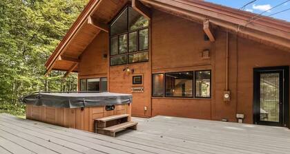 Luxury Stratton Ski Home|Hot Tub |Sleeps 10 | Driveway Shuttle or Walk to Slopes