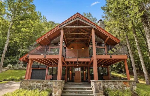 Luxury 4-bedroom Ski house in Stratton with Shuttle or Walk to Slope Options