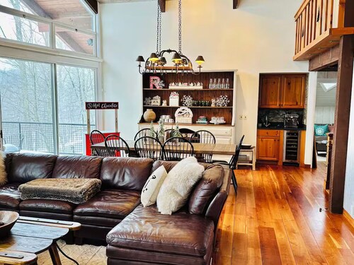 Luxury 4-bedroom Ski house in Stratton with Shuttle or Walk to Slope Options