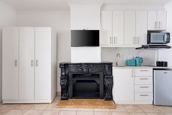 Microwave, stovetop, electric kettle, toaster