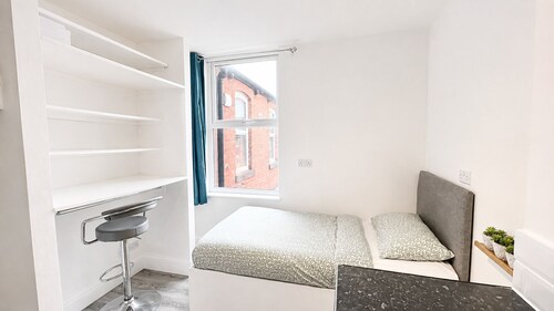 Cozy Studio ~Free Parking~Near Steam Museum Bolton