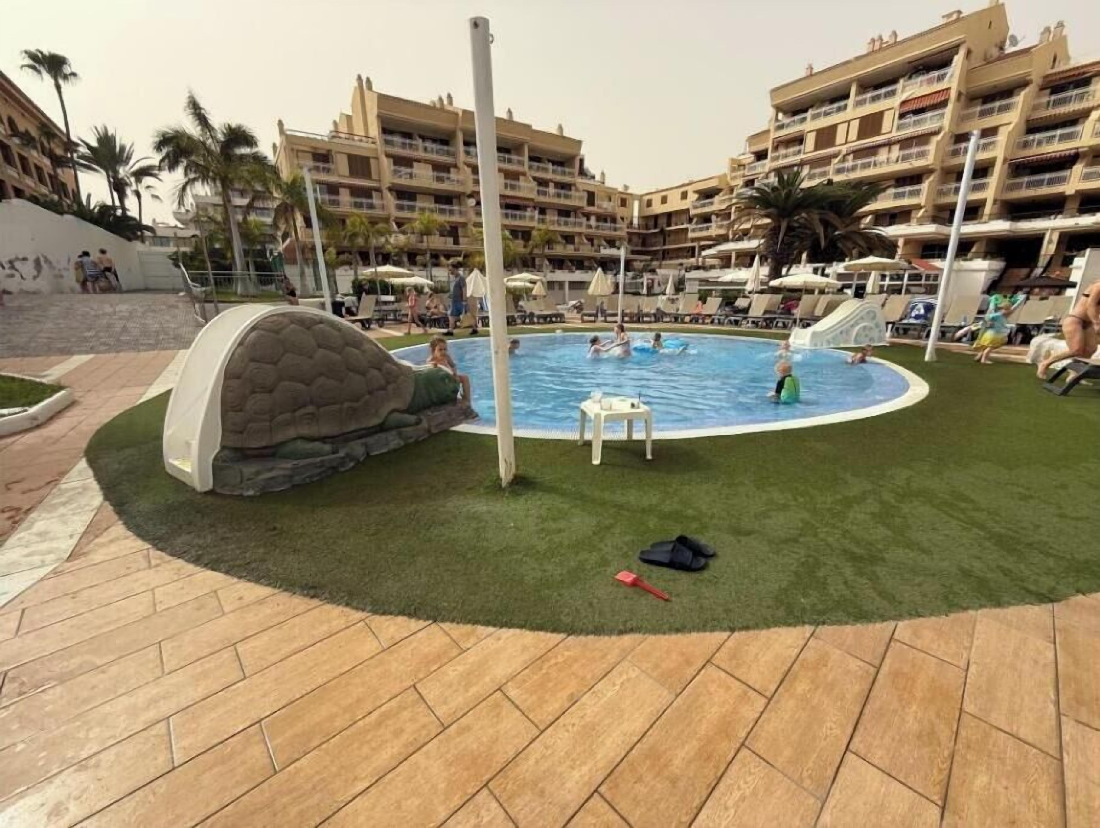 Una piscina al aire libre, una piscina climatizada
