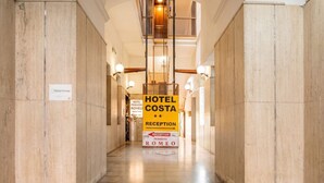 Ein Hotel-Empfangsbereich mit einem Schild für HOTEL COSTA und einem Schild für PENSIONE ROMEO.
