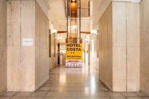 A hotel reception area with a sign for HOTEL COSTA and a sign for PENSIONE ROMEO. - City Hub 1 | Boutique Studio in Bari's Historic Heart (Bari)