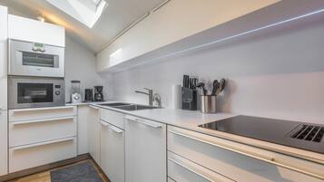 Coffee/tea maker, fridge, microwave, oven