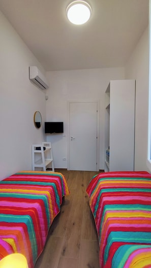 Tabla de planchar con plancha, wifi, ropa de cama
