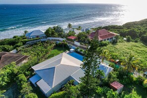 A coastal property with multiple buildings, a swimming pool, and a view of the ocean. - 800m beach - Villa pool & spa - 6 ad + 1 child (Saint-François)