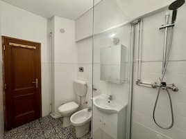 Douche, serviettes fournies