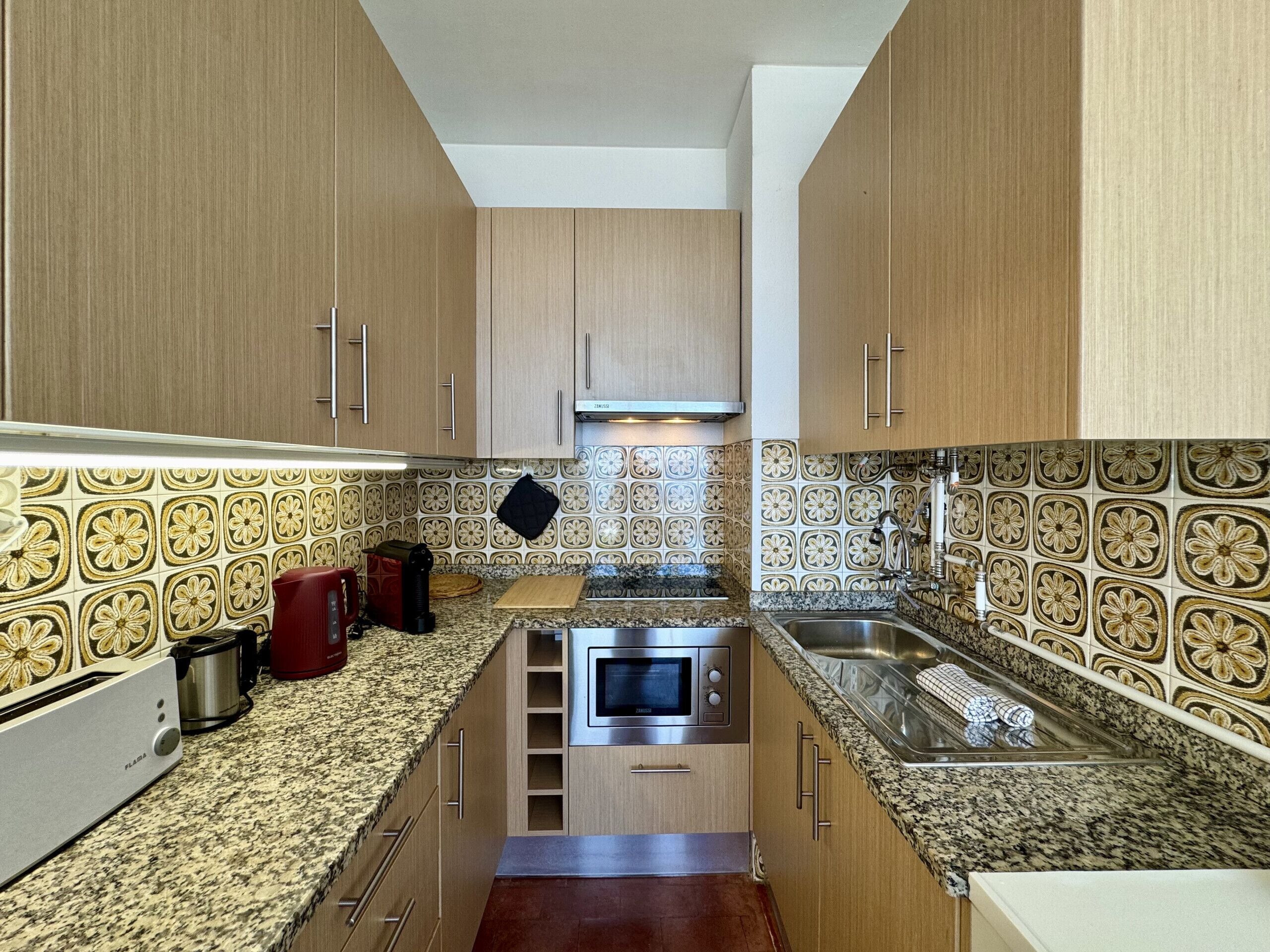 Coffee/tea maker, microwave