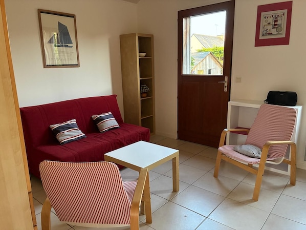 Living area - Detached 2-room house with a garden, within walking distance of the beach and shops! (Saint-Lunaire)