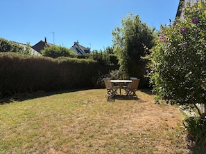 Outdoor dining - Detached 2-room house with a garden, within walking distance of the beach and shops! (Saint-Lunaire)