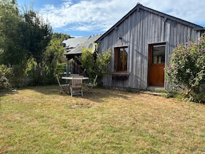 Outdoor dining - Detached 2-room house with a garden, within walking distance of the beach and shops! (Saint-Lunaire)