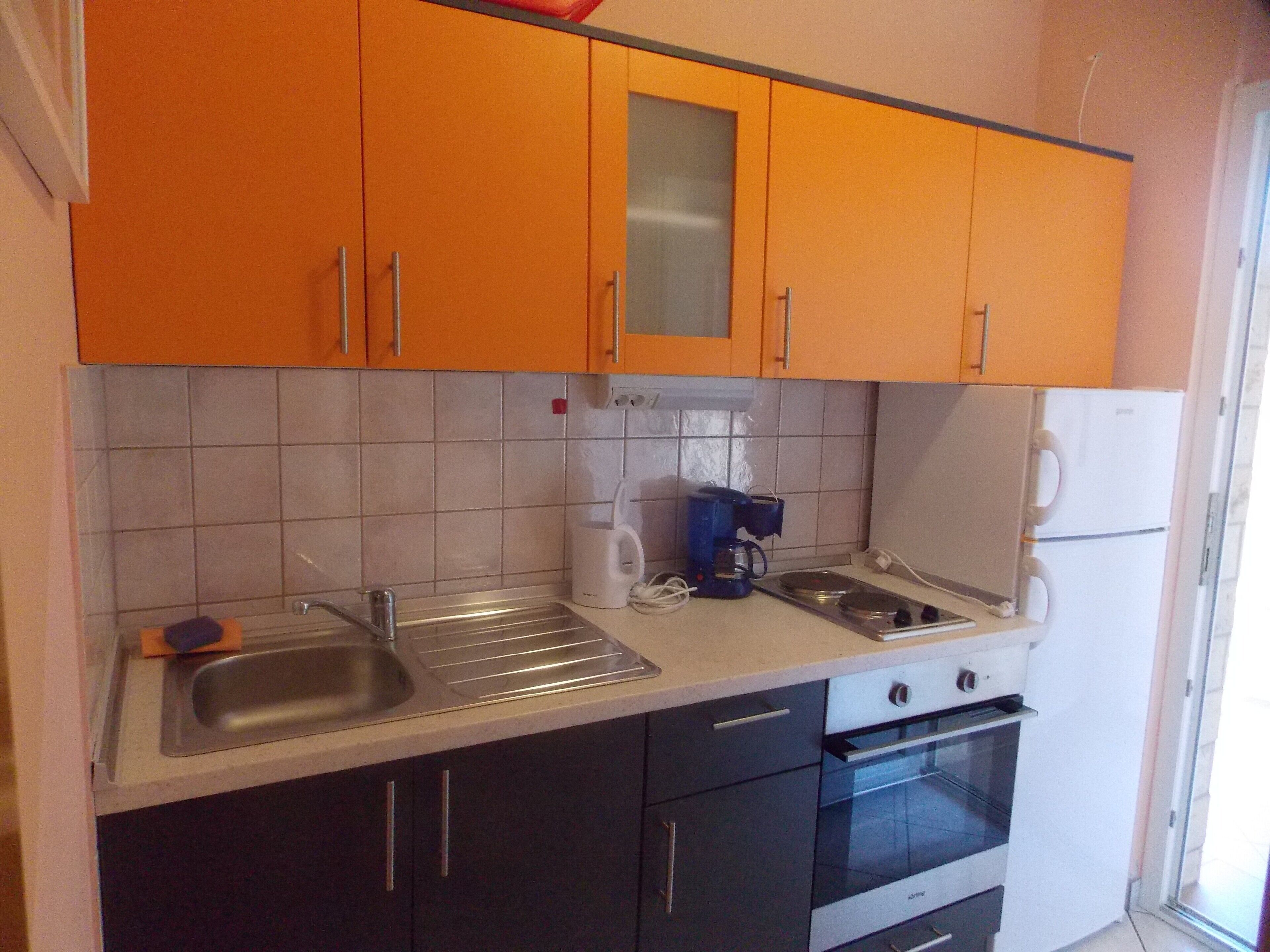 Cafetera y tetera, refrigerador, horno y utensilios de cocina 
