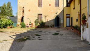 Un edificio con un cortile, una porta e una finestra.