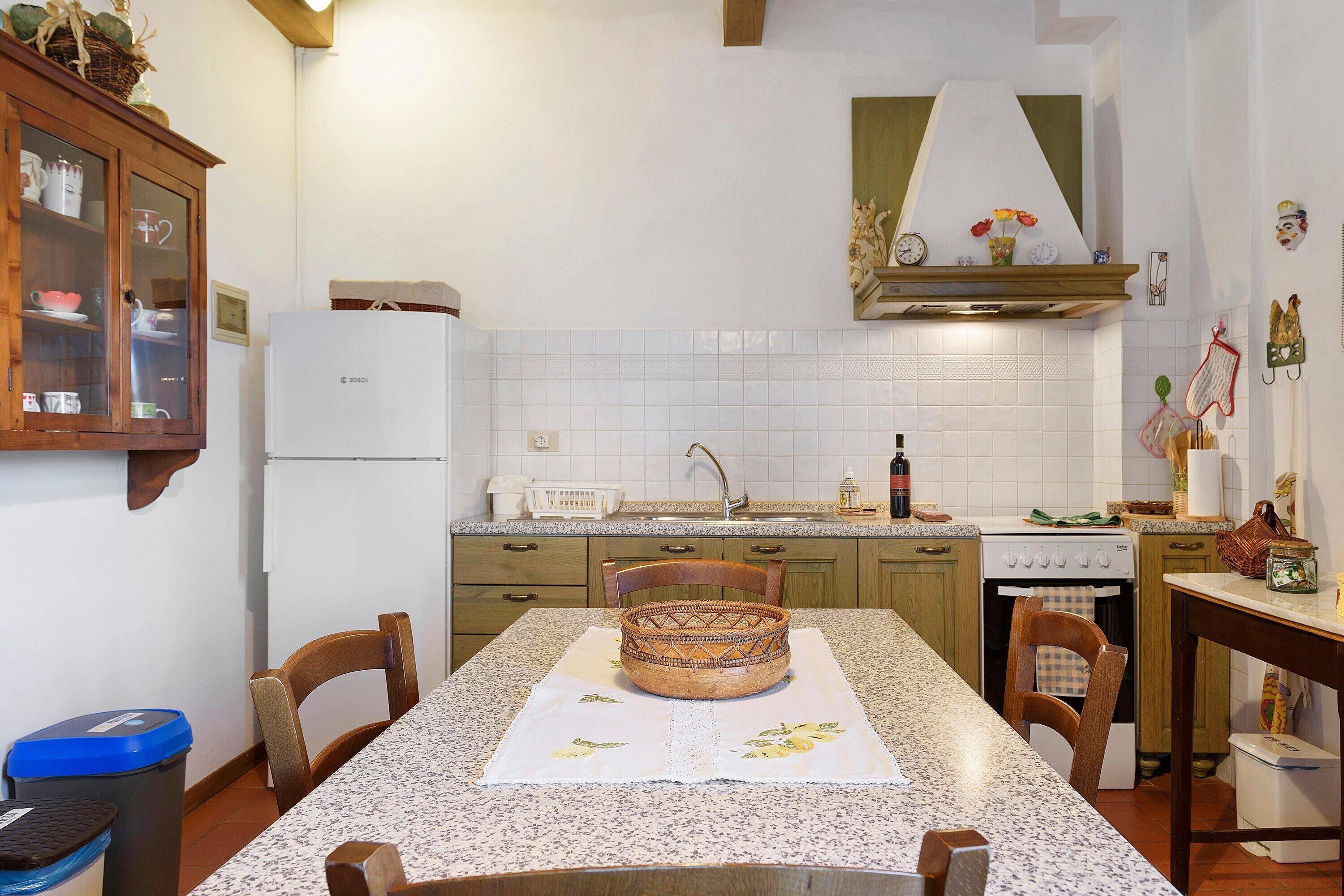 Cafetera o tetera, frigorífico, horno y placa de cocina