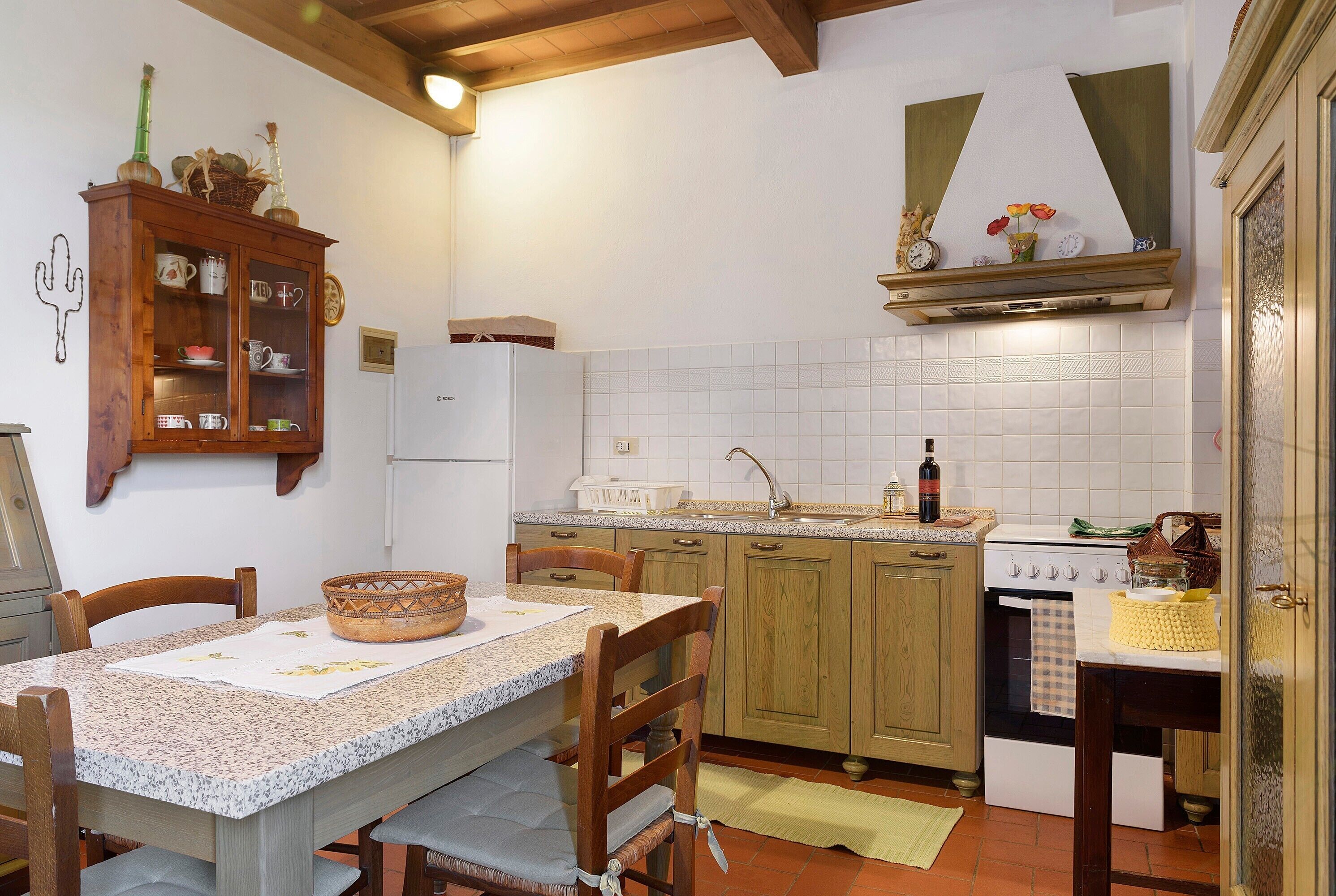 Coffee/tea maker, fridge, oven, stovetop