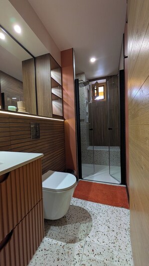 Shower, hair dryer, towels, soap - Vrbo Property (Aime-la-Plagne)