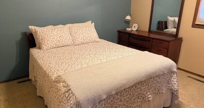 Grandma's House 4-bedroom near Dordt Prairie with lots of yard and living room