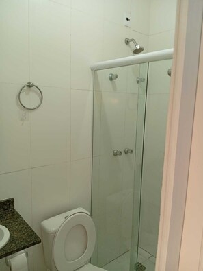 Comfort Double Room Single Use | Bathroom | Shower, free toiletries, towels, soap - Loft Murano (Paulínia)