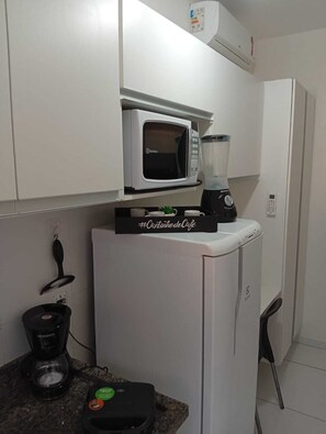 Comfort Double Room Single Use | Private kitchen | Fridge, microwave, stovetop, cookware/dishes/utensils - Loft Murano (Paulínia)