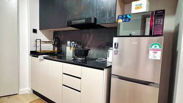 Classic Studio Suite, Balcony, City View | Private kitchen | Coffee/tea maker, microwave, oven, stovetop