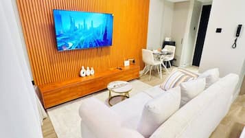 Suite estudio clásica, balcón, vista a la ciudad | Escritorio y espacio para trabajar con laptop