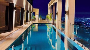Suíte estúdio clássica, sacada, vista para a cidade | Piscina