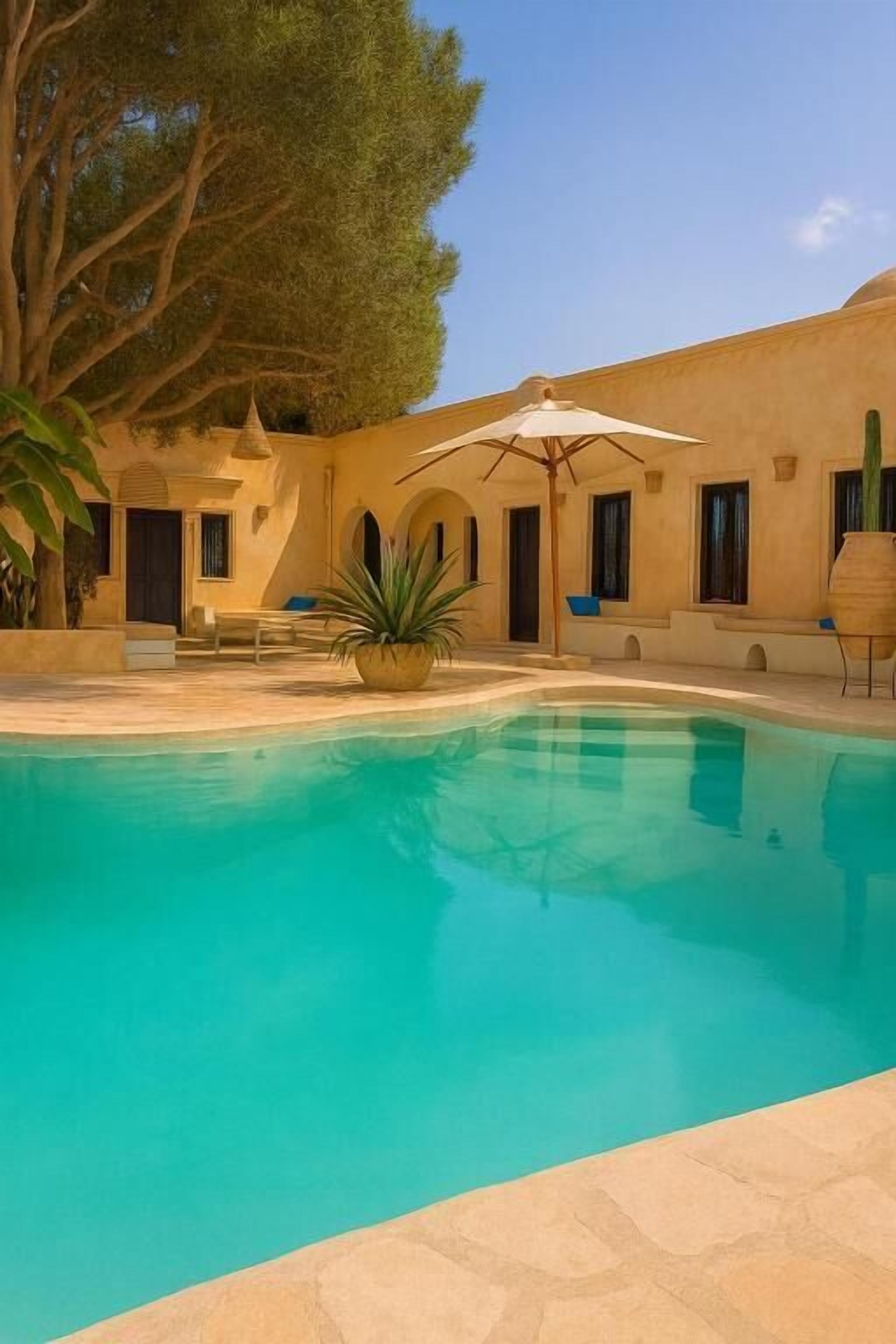 Outdoor pool, pool umbrellas, sun loungers