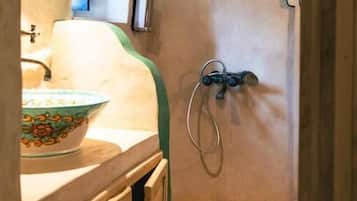 Deluxe-Dreibettzimmer, Terrasse | Badezimmer