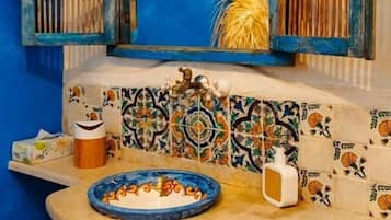 Deluxe Suite, Patio | Bathroom