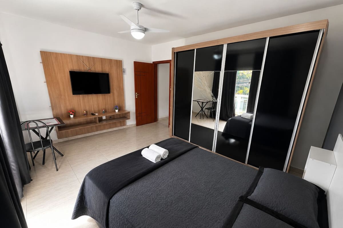 Habitación clásica con 1 cama matrimonial o 2 individuales, balcón, vista a la ciudad
