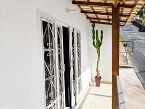 Classic-Doppel- oder -Zweibettzimmer, Balkon, Stadtblick | Außendetails