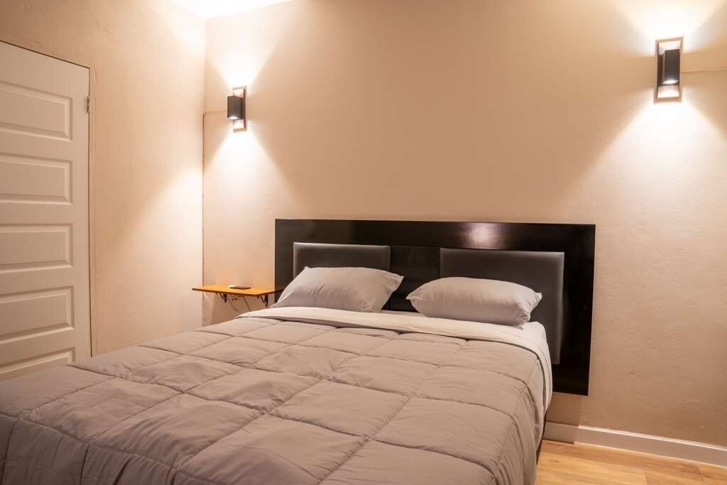 Estudio Confort, 1 cama Queen size, para no fumadores, vista a la colina | Escritorio y espacio para trabajar con laptop 