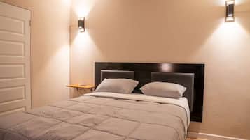 Estudio Confort, 1 cama Queen size, para no fumadores, vista a la colina | Escritorio y espacio para trabajar con laptop