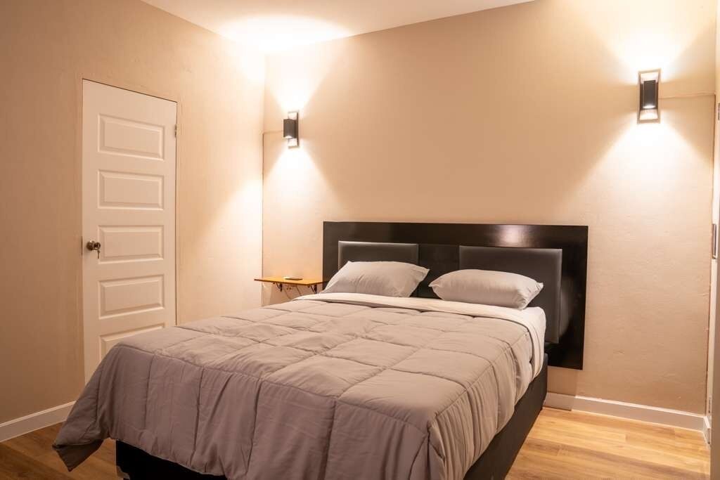 Departamento superior, varias camas, para no fumadores, vista a la colina | Escritorio y espacio para trabajar con laptop 