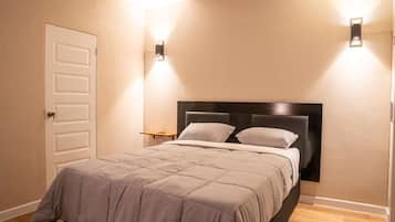 Departamento superior, varias camas, para no fumadores, vista a la colina | Escritorio y espacio para trabajar con laptop