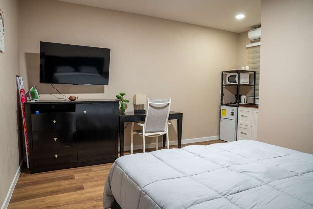 Estudio Confort, 1 cama Queen size, para no fumadores, vista a la colina | Escritorio y espacio para trabajar con laptop 