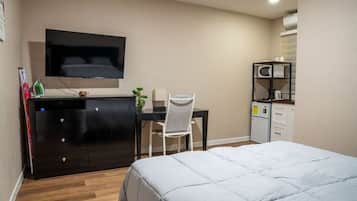 Estudio Confort, 1 cama Queen size, para no fumadores, vista a la colina | Escritorio y espacio para trabajar con laptop