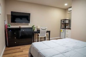 Estudio Confort, 1 cama Queen size, para no fumadores, vista a la colina | Escritorio y espacio para trabajar con laptop 