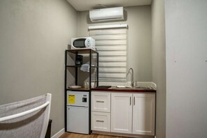 Estudio Confort, 1 cama Queen size, para no fumadores, vista a la colina | Cocina privada | Frigobar, microondas y utensilios de cocina 
