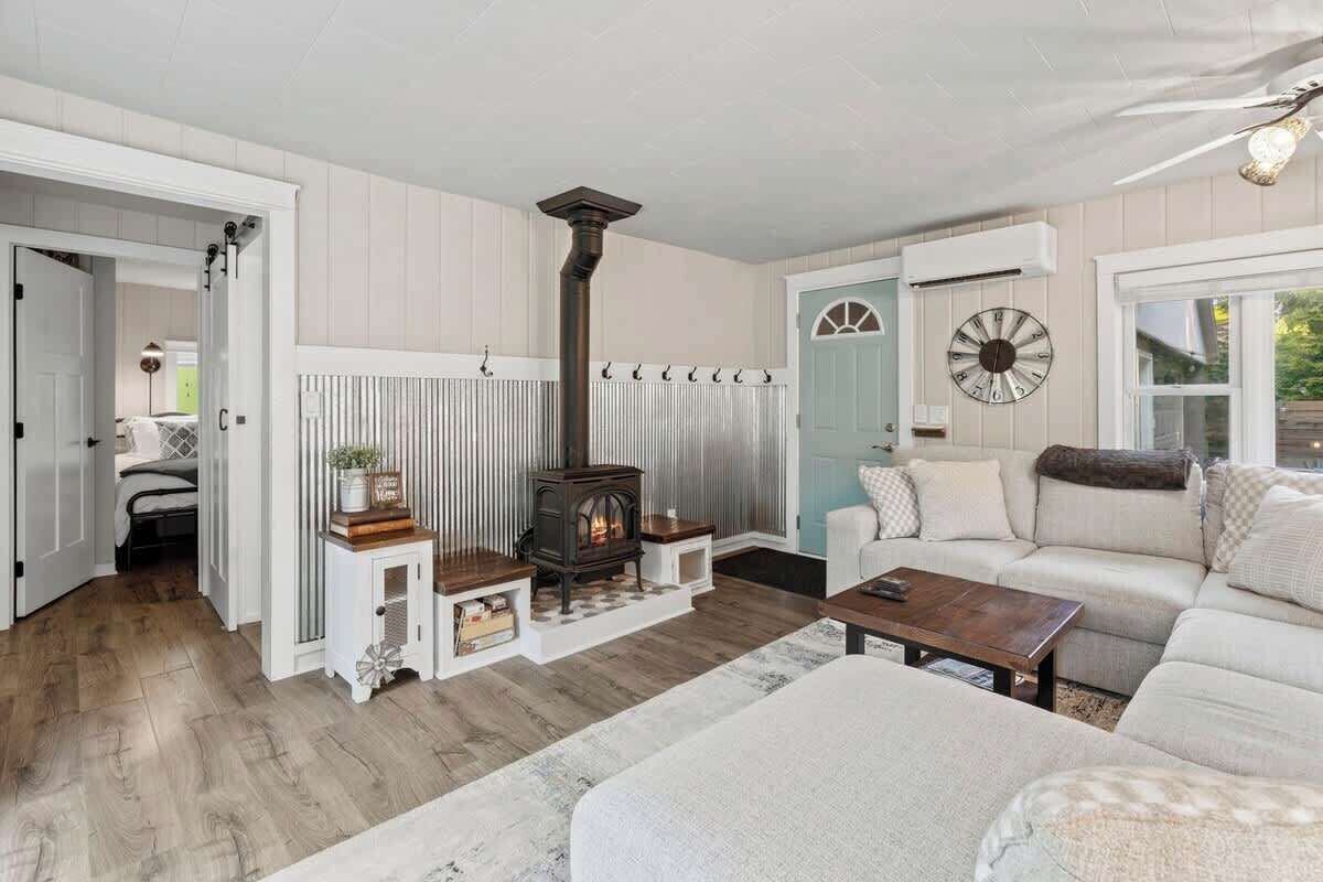 Un salon chaleureux avec une cheminée, un canapé et une table basse.
